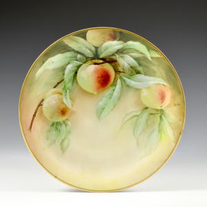 Piatto con pesche dalla serie I fioristi - Luigi Conti, Richard-Ginori, 1900-1920 circa